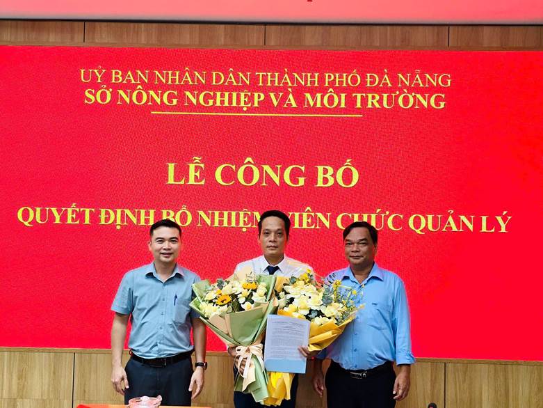 Lãnh đạo Sở Nông nghiệp & Môi trường và Lãnh đạo Quỹ Bảo vệ & phát triển rừng tặng hoa chúc mừng